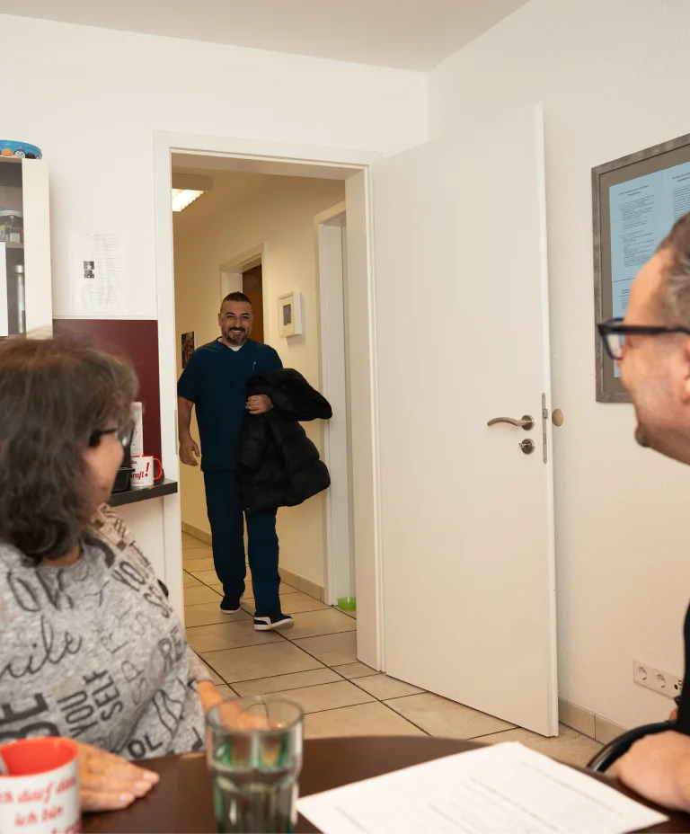 Pflegemitarbeiter von Held Pflege Bonn kommt zu einem internen Treffen im Büro an.